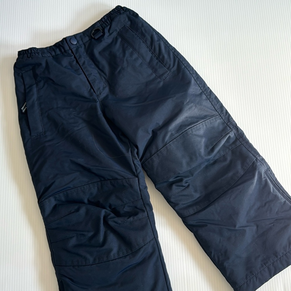 Lands’ End navy blue snow pants with gray lining.  Size 6